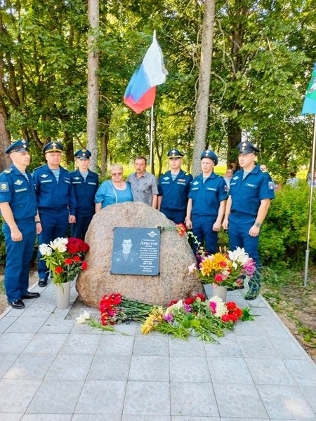 В Заволжском районе увековечили имя погибшего на Украине десантника Юрия Аристова фото 2