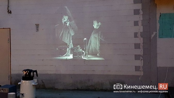 В Кинешме состоялся невероятно атмосферный уличный показ фильма Андрея Тарковского фото 12