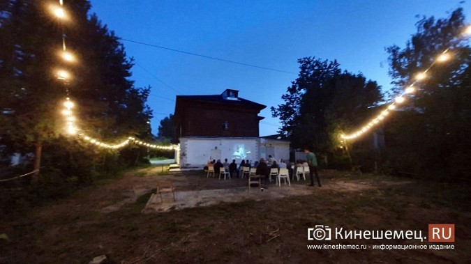 В Кинешме состоялся невероятно атмосферный уличный показ фильма Андрея Тарковского фото 14