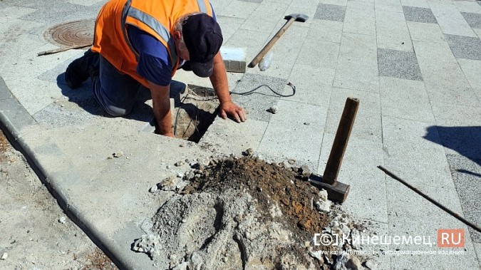 На входе в парк культуры большегруз повредил опору освещения фото 4