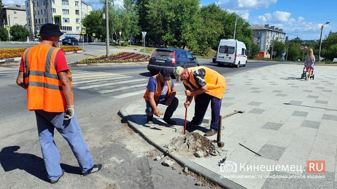 На входе в парк культуры большегруз повредил опору освещения фото 2