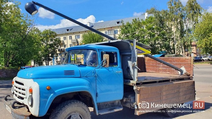 На входе в парк культуры большегруз повредил опору освещения фото 6