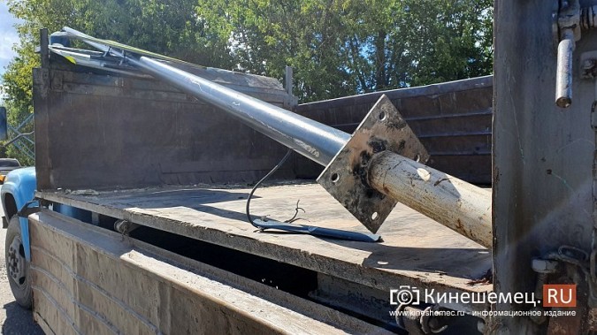 На входе в парк культуры большегруз повредил опору освещения фото 3