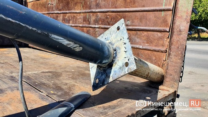 На входе в парк культуры большегруз повредил опору освещения фото 5