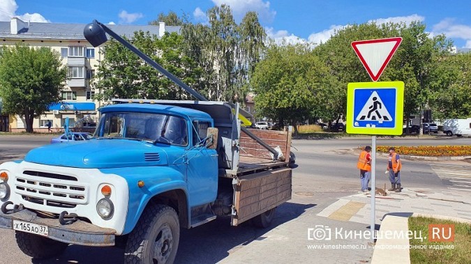 На входе в парк культуры большегруз повредил опору освещения фото 7