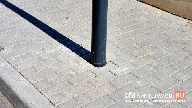 На входе в парк культуры большегруз повредил опору освещения фото 8