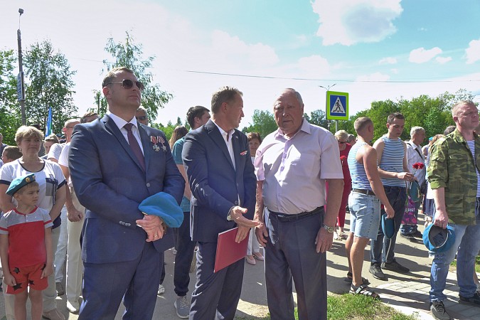 В Кинешме в День ВДВ на открытие памятного знака пришли родные погибших на Украине десантников фото 30