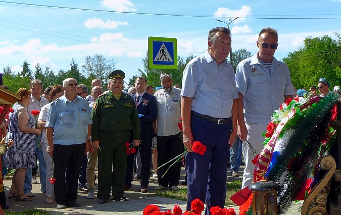 В Кинешме в День ВДВ на открытие памятного знака пришли родные погибших на Украине десантников фото 15