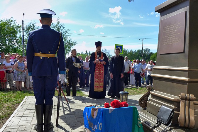 В Кинешме в День ВДВ на открытие памятного знака пришли родные погибших на Украине десантников фото 12