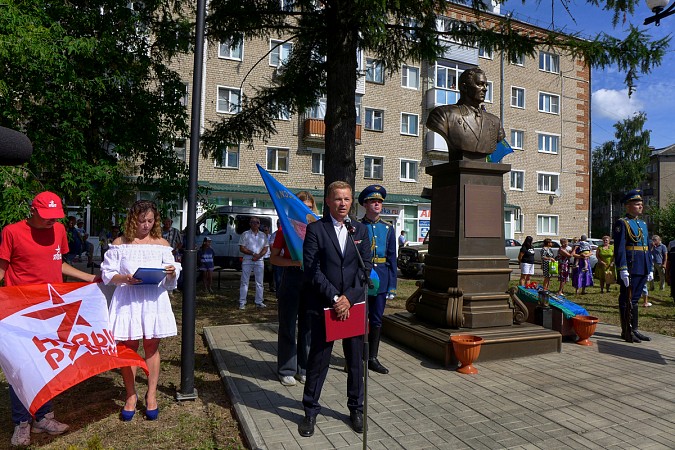 В Кинешме в День ВДВ на открытие памятного знака пришли родные погибших на Украине десантников фото 10