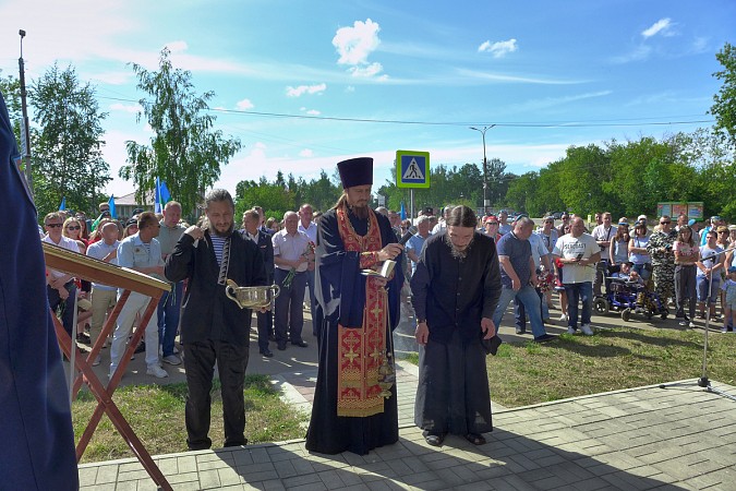 В Кинешме в День ВДВ на открытие памятного знака пришли родные погибших на Украине десантников фото 11