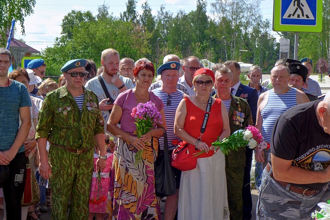 В Кинешме в День ВДВ на открытие памятного знака пришли родные погибших на Украине десантников фото 21