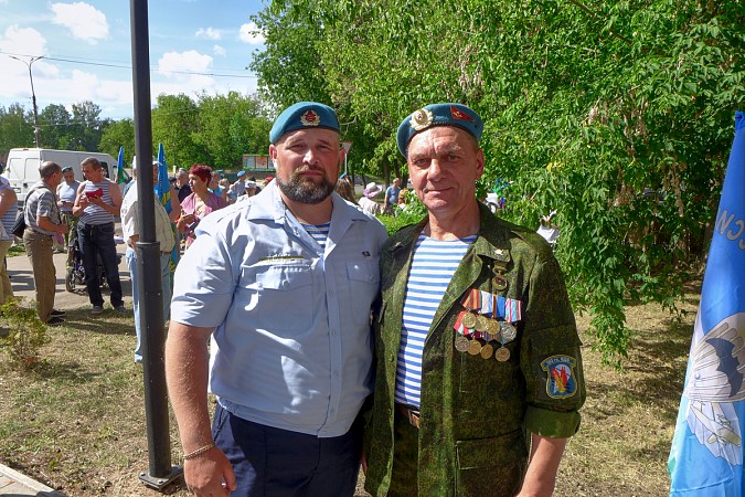 В Кинешме в День ВДВ на открытие памятного знака пришли родные погибших на Украине десантников фото 29