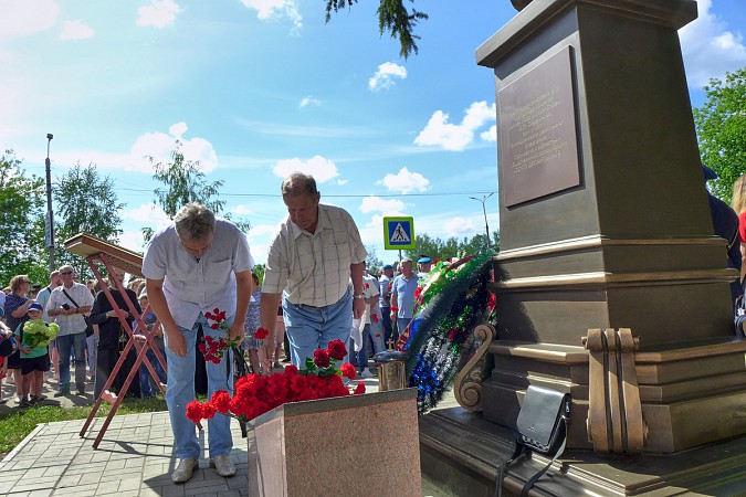 В Кинешме в День ВДВ на открытие памятного знака пришли родные погибших на Украине десантников фото 19