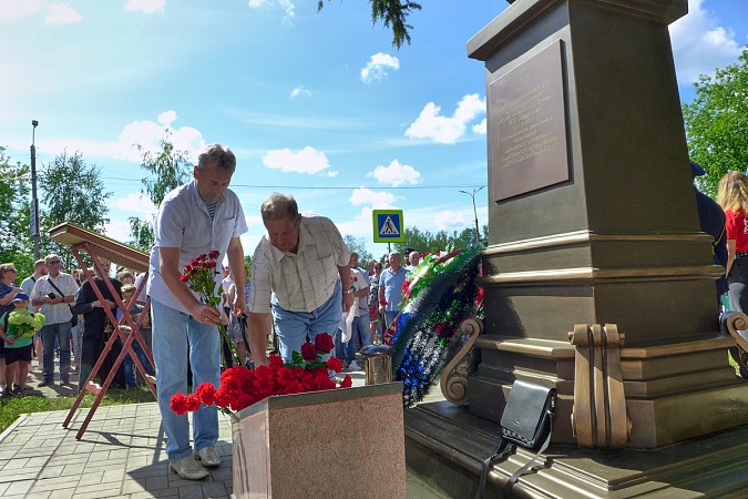 В Кинешме в День ВДВ на открытие памятного знака пришли родные погибших на Украине десантников фото 20