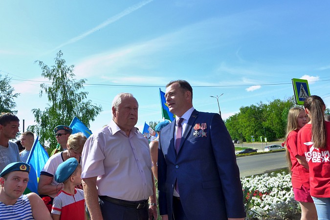 В Кинешме в День ВДВ на открытие памятного знака пришли родные погибших на Украине десантников фото 2