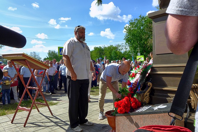 В Кинешме в День ВДВ на открытие памятного знака пришли родные погибших на Украине десантников фото 17