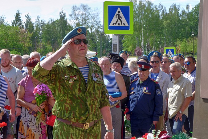 В Кинешме в День ВДВ на открытие памятного знака пришли родные погибших на Украине десантников фото 22