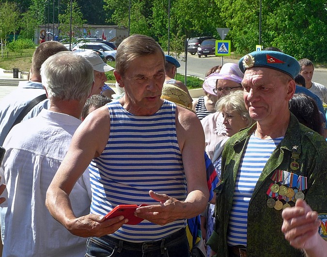 В Кинешме в День ВДВ на открытие памятного знака пришли родные погибших на Украине десантников фото 27