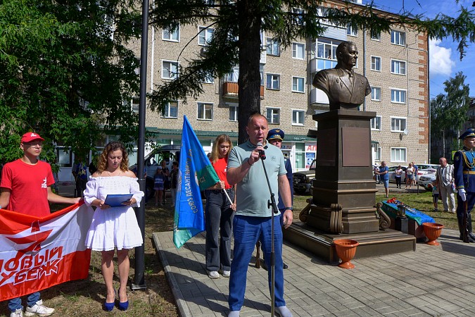 В Кинешме в День ВДВ на открытие памятного знака пришли родные погибших на Украине десантников фото 9