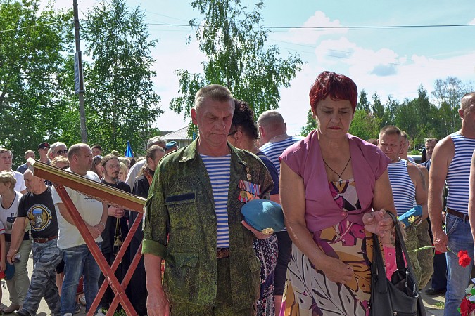 В Кинешме в День ВДВ на открытие памятного знака пришли родные погибших на Украине десантников фото 24