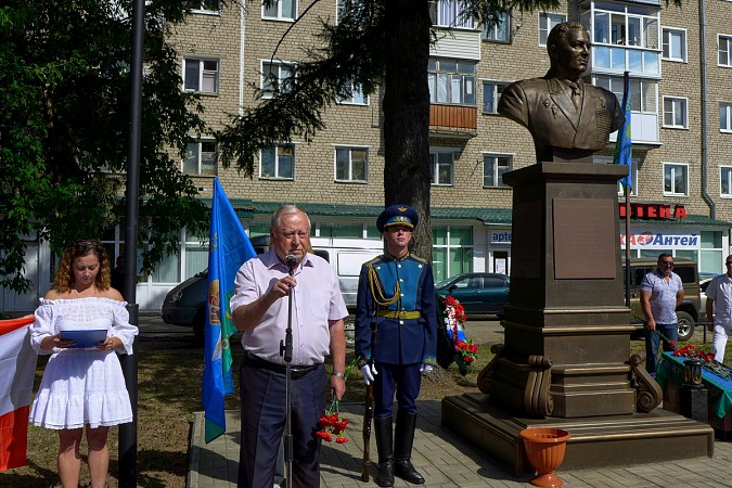 В Кинешме в День ВДВ на открытие памятного знака пришли родные погибших на Украине десантников фото 6