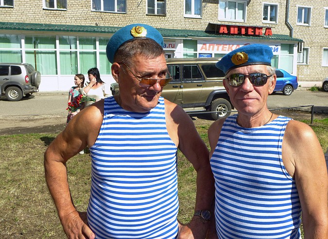 В Кинешме в День ВДВ на открытие памятного знака пришли родные погибших на Украине десантников фото 3