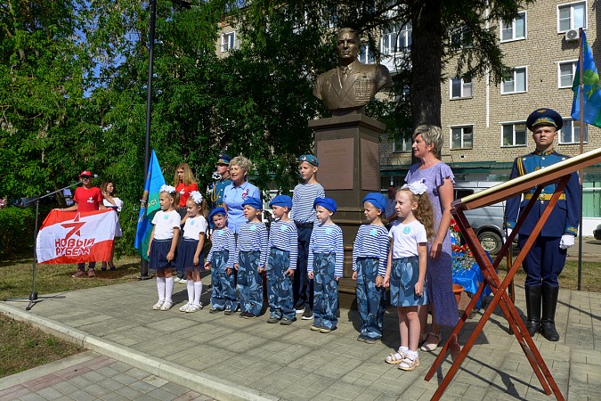 В Кинешме в День ВДВ на открытие памятного знака пришли родные погибших на Украине десантников фото 8