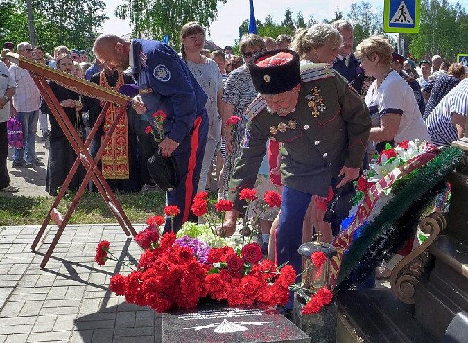 В Кинешме в День ВДВ на открытие памятного знака пришли родные погибших на Украине десантников фото 26