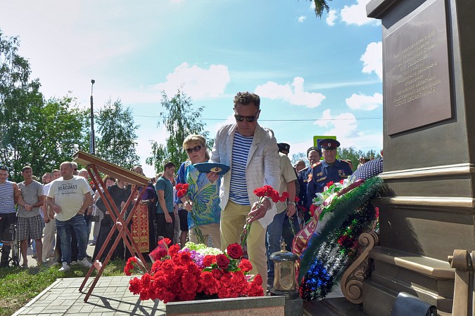 В Кинешме в День ВДВ на открытие памятного знака пришли родные погибших на Украине десантников фото 25