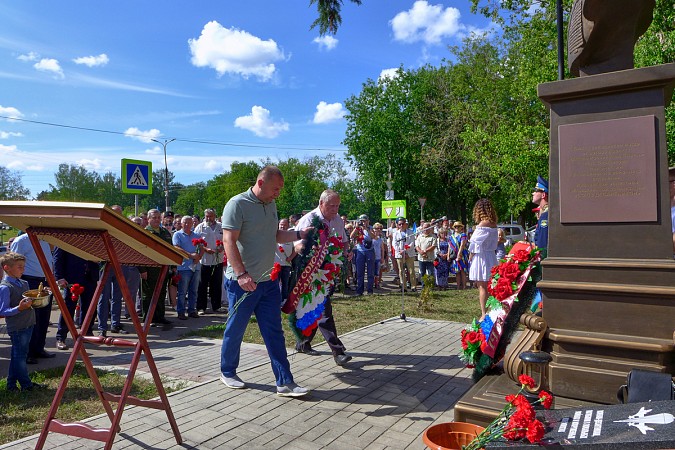 В Кинешме в День ВДВ на открытие памятного знака пришли родные погибших на Украине десантников фото 13