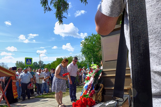 В Кинешме в День ВДВ на открытие памятного знака пришли родные погибших на Украине десантников фото 18