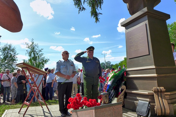 В Кинешме в День ВДВ на открытие памятного знака пришли родные погибших на Украине десантников фото 16