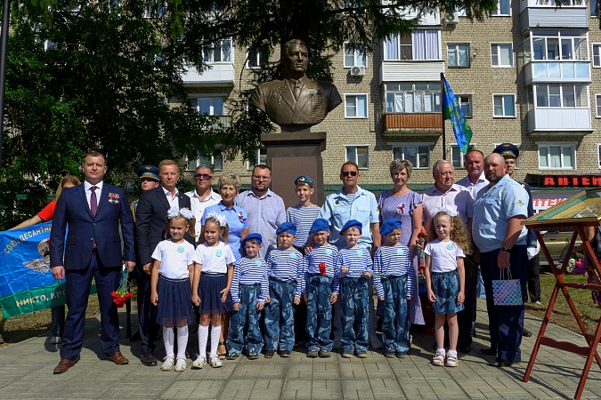 В Кинешме в День ВДВ на открытие памятного знака пришли родные погибших на Украине десантников фото 5