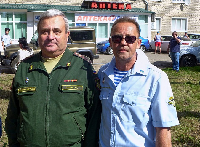 В Кинешме в День ВДВ на открытие памятного знака пришли родные погибших на Украине десантников фото 4
