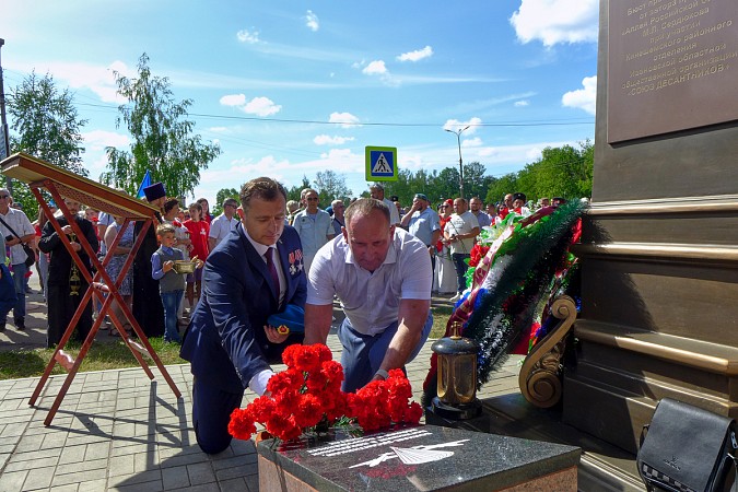 В Кинешме в День ВДВ на открытие памятного знака пришли родные погибших на Украине десантников фото 14