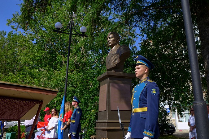 В Кинешме в День ВДВ на открытие памятного знака пришли родные погибших на Украине десантников фото 7
