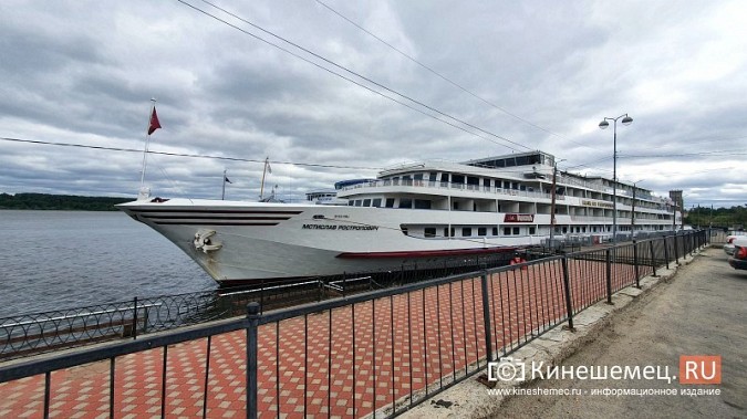К причалу Кинешмы подошли сразу три комфортабельных теплохода фото 3
