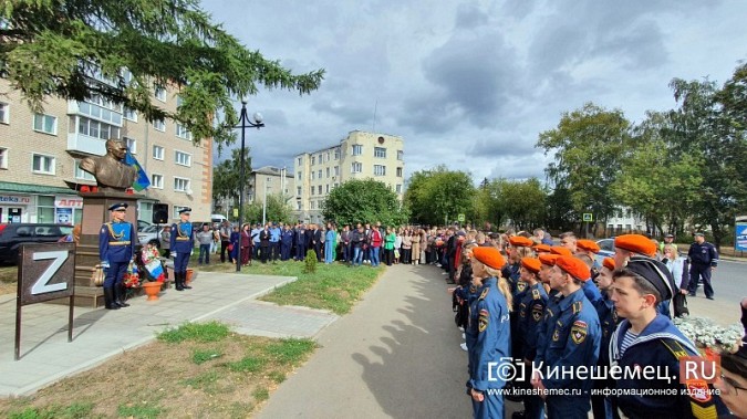 Ветераны ВДВ и школьники Кинешмы собрались у бюста Маргелова на «урок мужества» фото 11