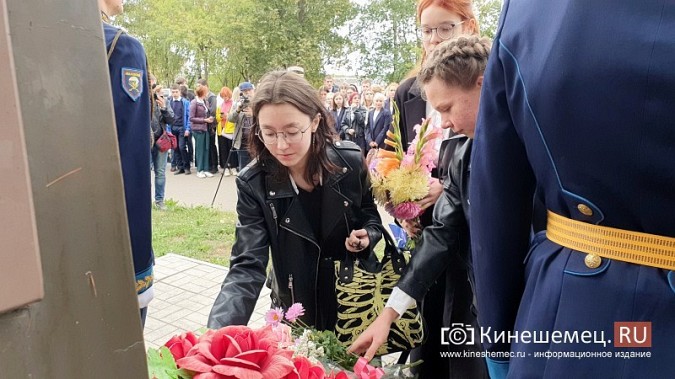 Ветераны ВДВ и школьники Кинешмы собрались у бюста Маргелова на «урок мужества» фото 7