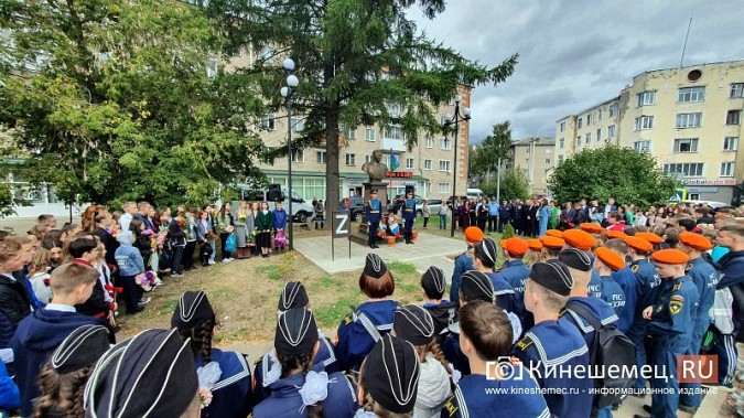 Ветераны ВДВ и школьники Кинешмы собрались у бюста Маргелова на «урок мужества» фото 2