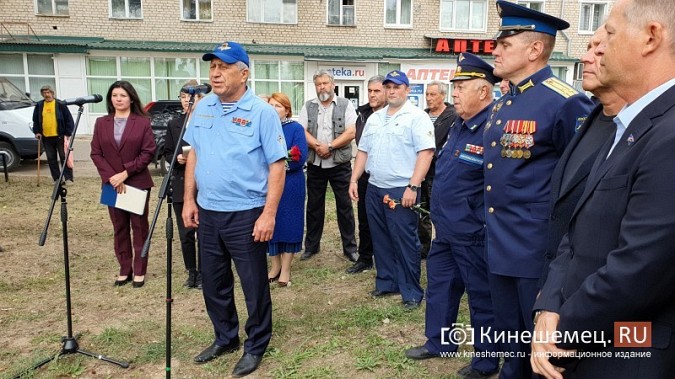 Ветераны ВДВ и школьники Кинешмы собрались у бюста Маргелова на «урок мужества» фото 16