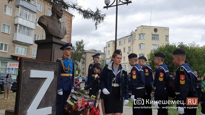 Ветераны ВДВ и школьники Кинешмы собрались у бюста Маргелова на «урок мужества» фото 8