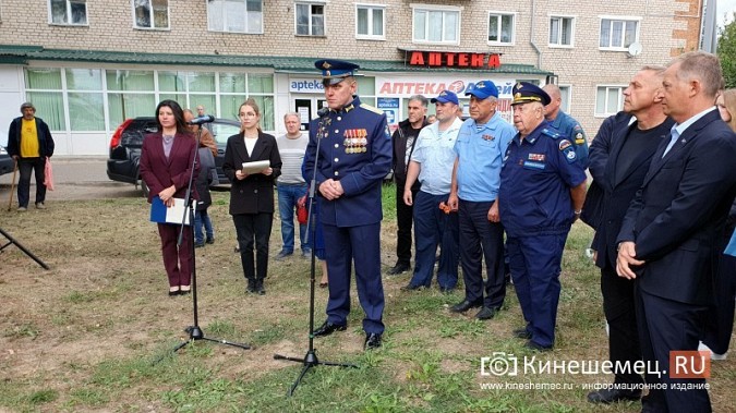 Ветераны ВДВ и школьники Кинешмы собрались у бюста Маргелова на «урок мужества» фото 15