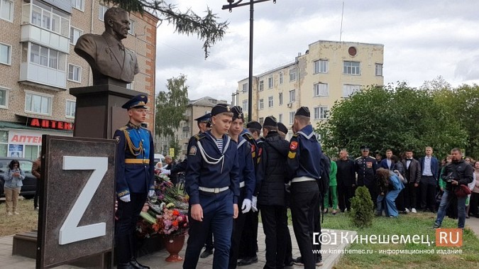 Ветераны ВДВ и школьники Кинешмы собрались у бюста Маргелова на «урок мужества» фото 9