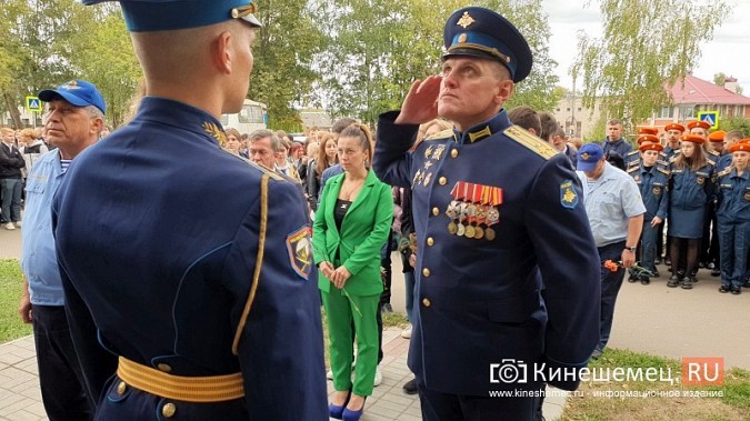 Ветераны ВДВ и школьники Кинешмы собрались у бюста Маргелова на «урок мужества» фото 5