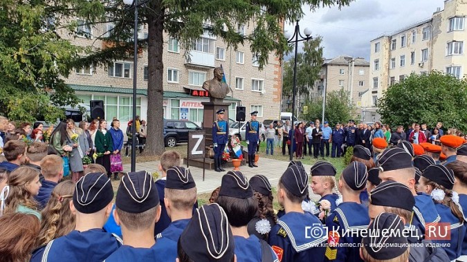 Ветераны ВДВ и школьники Кинешмы собрались у бюста Маргелова на «урок мужества» фото 13