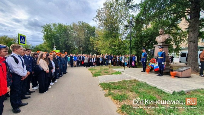 Ветераны ВДВ и школьники Кинешмы собрались у бюста Маргелова на «урок мужества» фото 10