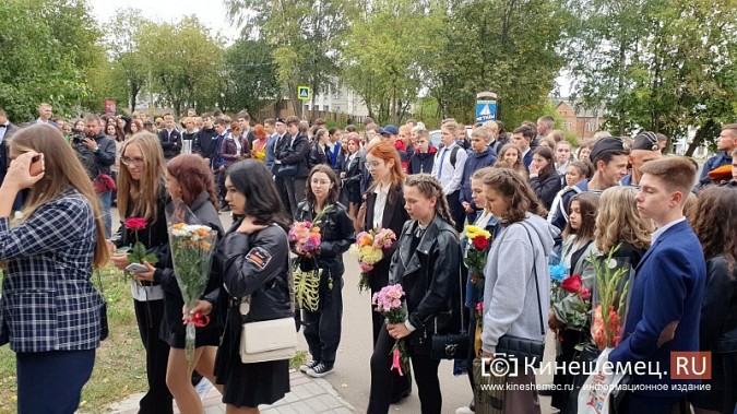 Ветераны ВДВ и школьники Кинешмы собрались у бюста Маргелова на «урок мужества» фото 6