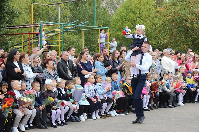 В День знаний в школах Кинешмы прошли торжественные линейки фото 17